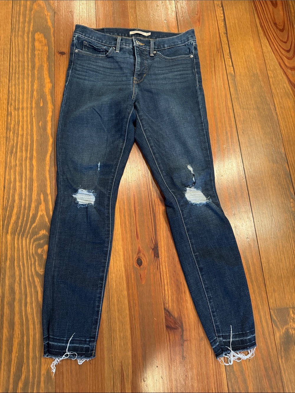 Levi's Women's Dark Blue Skinny Jeans with Knee Distress